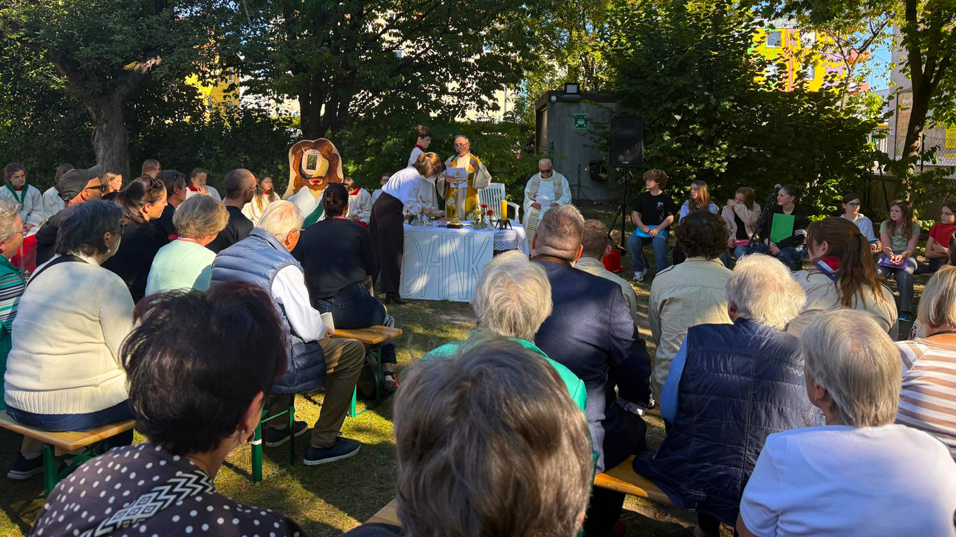 Gemeinsamer Gottesdienst im Garten des Pfarrkindergartens zum Auftakt des Festes
