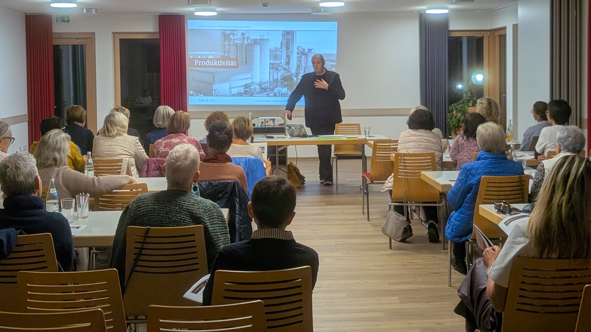 KI verständlich, alltagsnah und mit viel Raum für Fragen: Eindrücke aus einer der vergangenen Veranstaltungen „Einführung in die KI“.